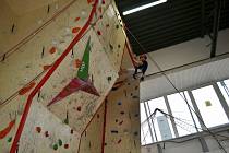 Již 18. ročník krajské soutěže HZS Jihočeského kraje v lezení na umělé stěně se konal v úterý na stanici profesionálních hasičů v Táboře.