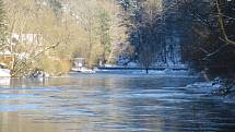 Tání a plující kry na řece Lužnici na Táborsku už symbolizují příchod jara.