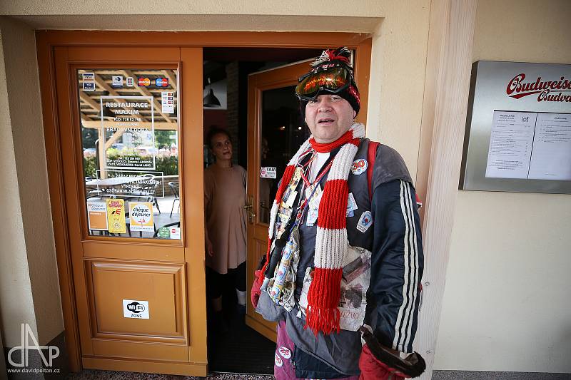 Pět členů horské služby Planá nad Lužnicí opět vyrazilo do ulic na běžkách v rámci 32. ročníku recesistické a sportovní akce HS Open.