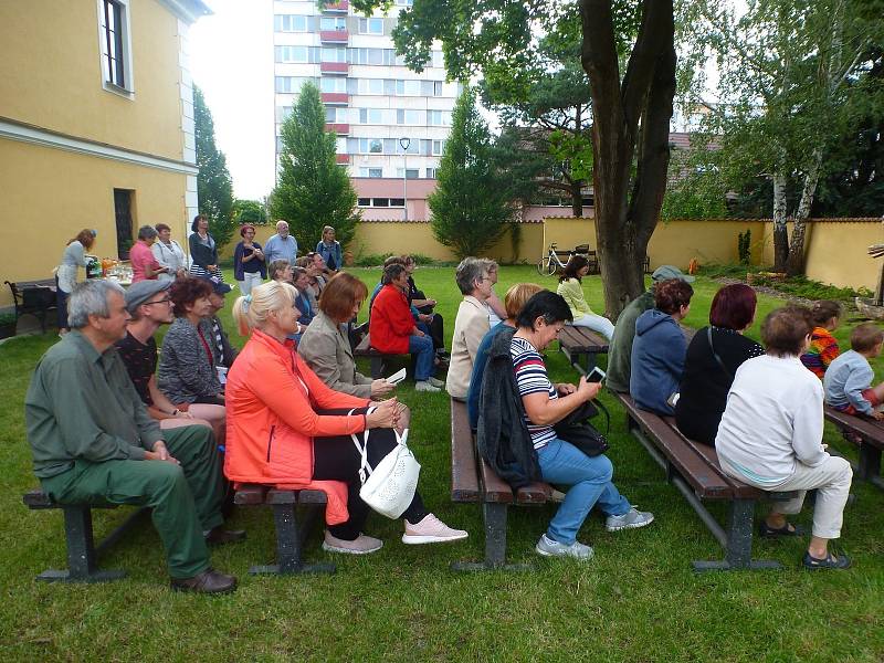 Program začal v knihovně prohlídkou výstavy z činnosti Klubu Plánských Dam a pokračoval přednáškou Mgr. Jakuba Rychtara o strávnících středověku. Poté byli účastníci pozváni na historicko-kulinářskou procházku a knihovnice měly pro každou ze sedmi zastáve