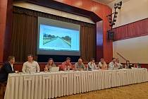 Veřejné projednání dokumentace vlivu záměru průmyslová zóna na životní prostředí - EIA se konalo v soběslavském kulturním domě ve středu 23. srpna od 15 hodin.