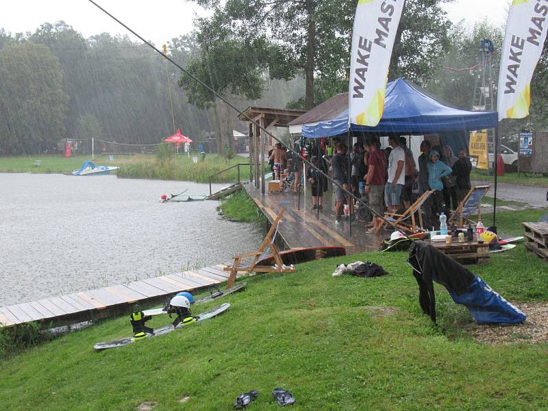 Kemp Karvánky mezi Soběslaví a Veselím nad Lužnicí hostil v sobotu 15. srpna již popáté závodníky na wakeboardech a wakeskatech.