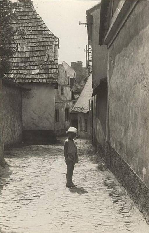 Táborská podloubí a uličky Starého města. Fotografie pochází z táborského atelieru Šechtl a Voseček. Zveřejňujeme je s laskavým svolením Marie Šechtlové.