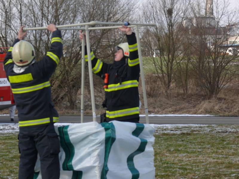 Jihočeští hasiči bojovali s fiktivním únikem čpavku v závodě Kosteleckých uzenin v Pané nad Lužnicí. 