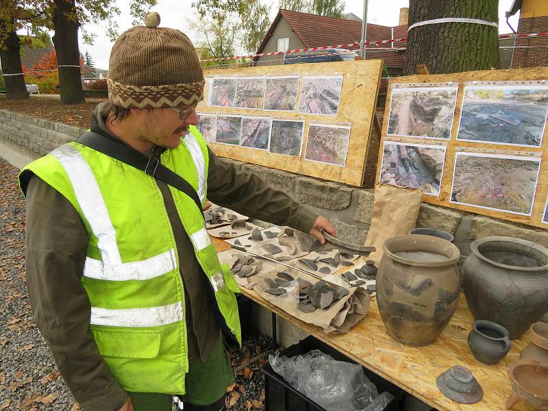 Tým archeologů Husitského muzea v Táboře na dně Farského rybníka v Plané nad Lužnicí pracuje již od srpna.