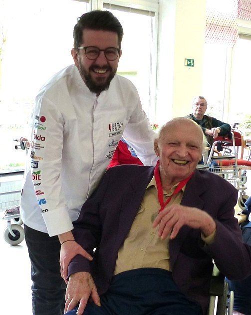 Táborský šéfkuchař Martin Svatek zavítal do bechyňského domova pro seniory.