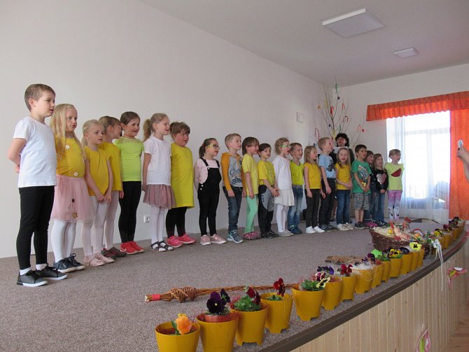 Děti ze Základní školy Tučapy loni vítaly jaro besídkou.