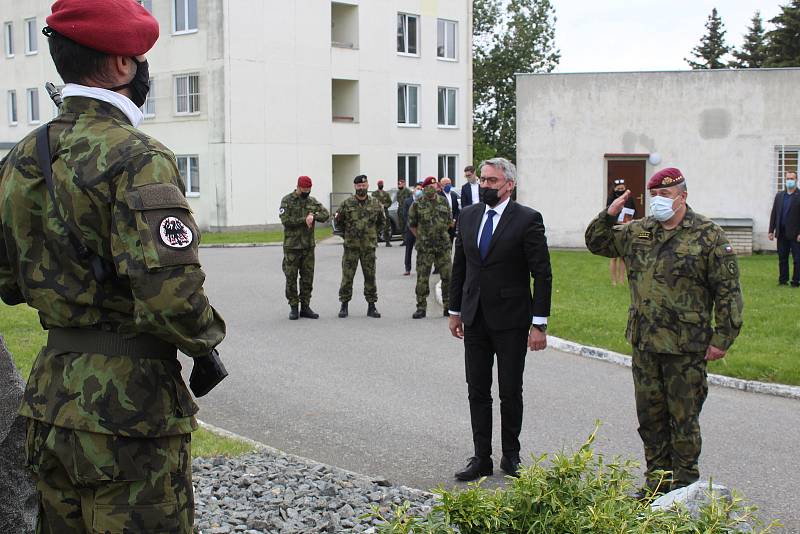 Premiér Babiš navštívil 42. mechanizovaný prapor v Táboře.