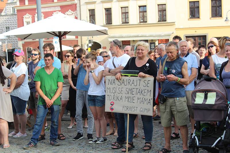 Na demonstraci proti Andreji Babišovi dorazily na táborské Žižkovo náměstí přibližně necelé čtyři stovky lidí.