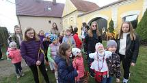 Na obchůzku vesnice s novým lítem, tedy vyšňořenou panenkou, se v neděli vydala skupinka asi dvaceti děvčat ve Vlastiboři na Táborsku.