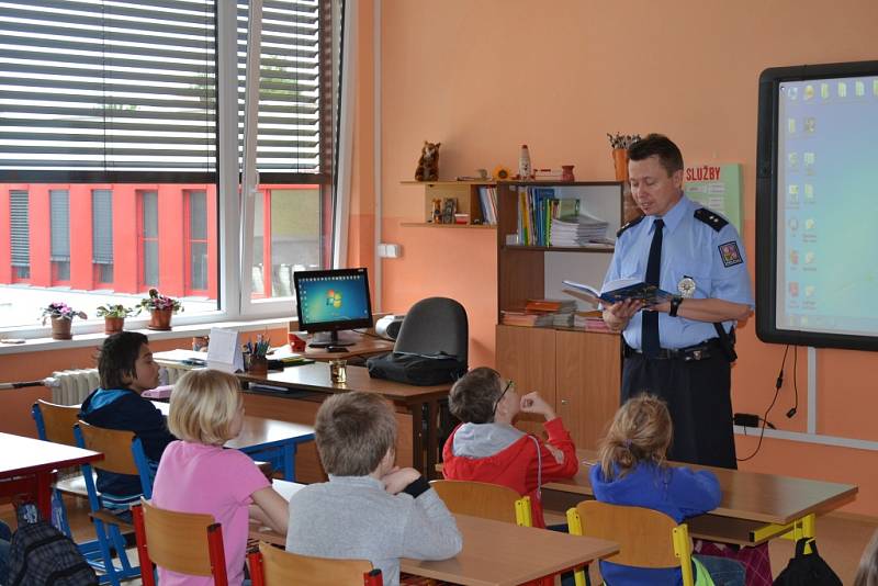 Miroslav Doubek četl dětem policejní pohádky.