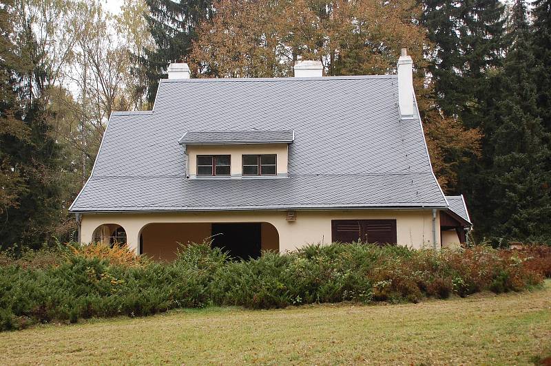 Vila poválečného československého premiéra stojí v sousedství Benešovy vily v Sezimově Ústí, do jehož majetku patří.