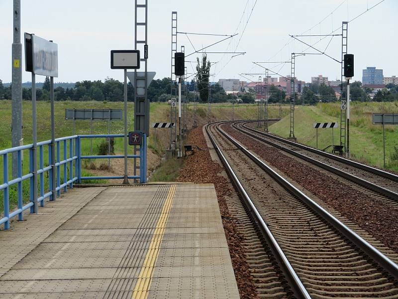 Na nástupišti strážníci muže nenalezli, proto propátrávali okolí a našli jej až na druhém konci nástupiště, v kolejišti.