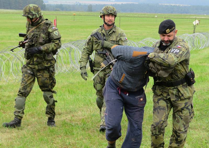 Protiletadlový raketový pluk Strakonice a civilní zálohy cvičily na bechyňské základně vedení boje se vzdušným protivníkem včetně zásahu proti demonstrantům útočícím na jejich techniku.