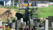 Kopie monumentálního díla Františka Bílka Modlitba nad hroby na chýnovském hřbitově se po 40 letech dočkala renovace.