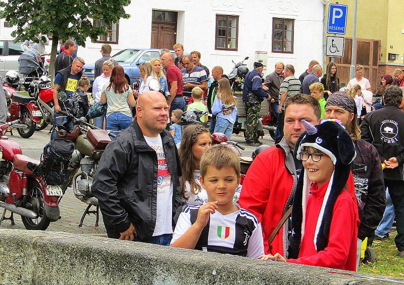 Sedmý ročník srazu veteránů v Chýnově se uskutečnil v neděli 21. srpna. Na prostranství před základní školu dorazilo na 130 historických vozů a motocyklů, posádky se potom vydaly na vyjížďku se zastávkou v centru Soběslavi.