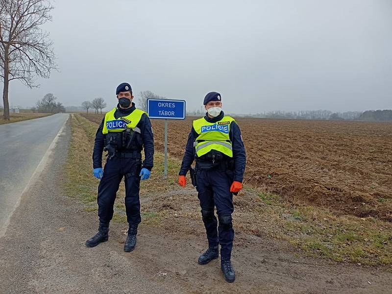 Policejní hlídka na hranicích okresů Tábor a České Budějovice.