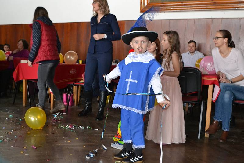 V neděli odpoledne se v sále mladovožického hotelu Záložna konal maškarní rej.