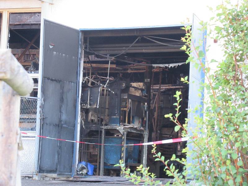 V táborském Brisku hořel objekt plný chemických látek.