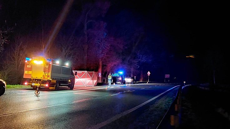 V nočních hodinách, kolem půl jedenácté, mělo auto na silnici I/22 mezi Strakonicemi a Katovicemi srazit chodce.