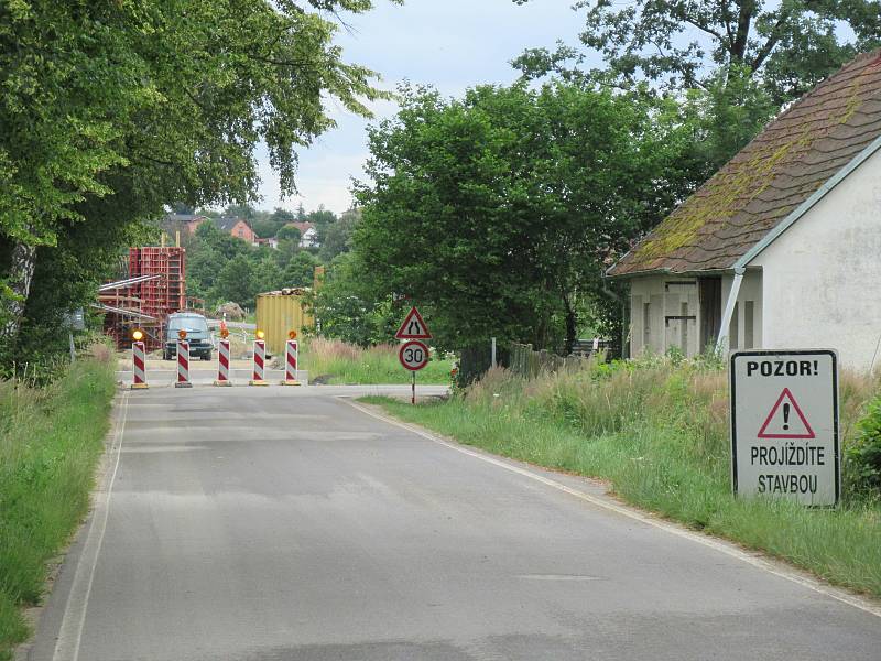 Výstavba nového devítikilometrového úseku IV. mezi Soběslaví a Doubím u Tábora opět pokročila. Přeložka, která vyjde Správu železnic na více než 4 miliardy dostává postupně podobu, rostou mostní pilíře a vyhlouben je i Zvěrotický tunel.