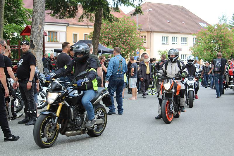 Motorkáři si do Chýnova přijeli pro požehnání již počtvrté.