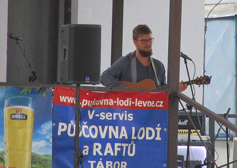 Studenti Gymnázia Soběslav pořádali v kempu u Lužnice tradiční hudební festival Gymplfest. Foto: Lenka Pospíšilová