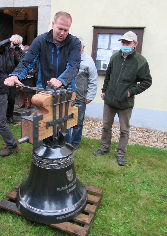 V pondělí 28. září byl po půl 12 dopoledne na věž kostela sv. Václava v Plané nad Lužnicí jeřábem vyzdvižen a zavěšen stejnojmenný zvon z dílny myslkovického mistra zvonaře Michala Votruby. Týž den odpoledne začal plnit svůj účel.