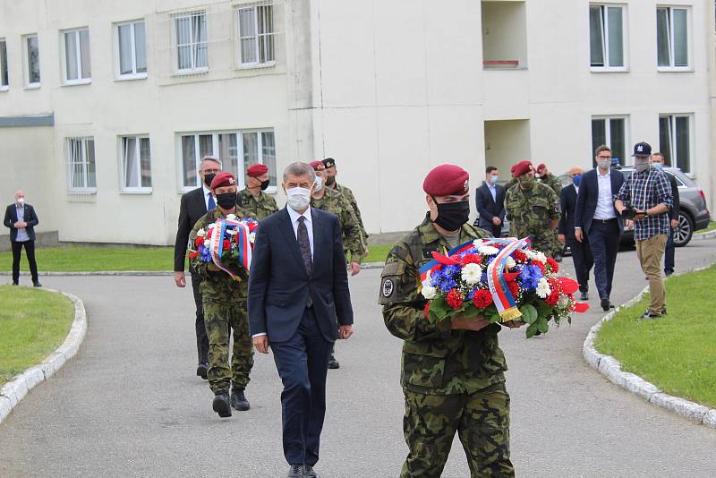 Premiér Babiš navštívil 42. mechanizovaný prapor v Táboře.