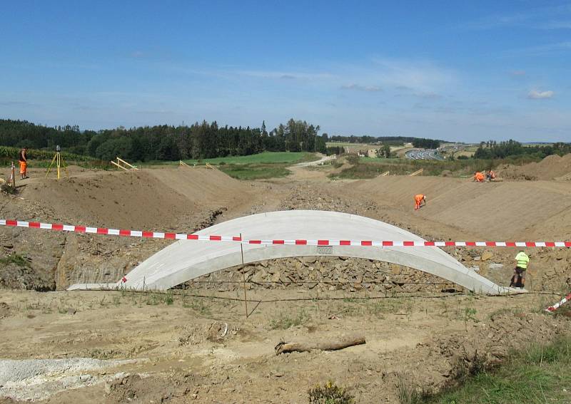 Za stanicí Soběslav vzniká Zvěrotický tunel, který bude ve finále měřit 370 metrů. Na něj navazuje přemostění komunikace ve směru na Sedlečko. Estakádu vytvoří celkem 27 mostních polí.