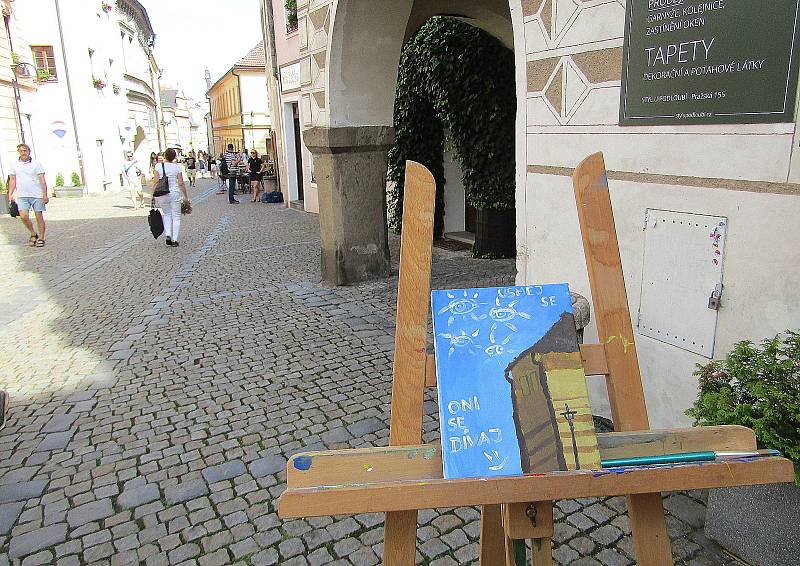 Nejen táborští umělci malovali v uličkách Starého města na podporu Fokus Tábor. V Kafe knihy Jednota se potom uskutečnila dobročinná dražba jejich děl.