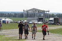 Přípavy festivalu Mighty Sounds na táborském letišti ve čtvrtek 22. června 2023 jsou v plném proudu.