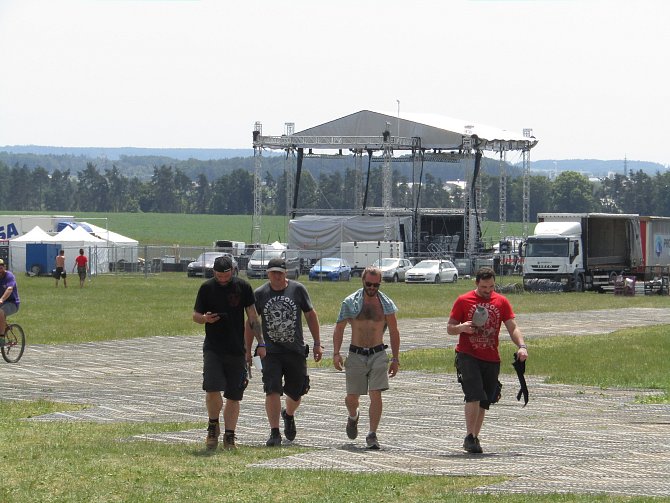 Přípavy festivalu Mighty Sounds na táborském letišti ve čtvrtek 22. června 2023 jsou v plném proudu.