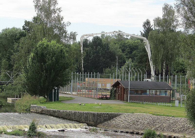 Starý plánský most už v pondělí 18. července nahradí provizorní jednosměrné přemostění Lužnice.