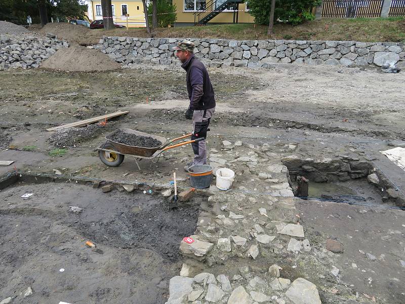 Tým archeologů Husitského muzea v Táboře na dně Farského rybníka v Plané nad Lužnicí pracuje již od srpna.