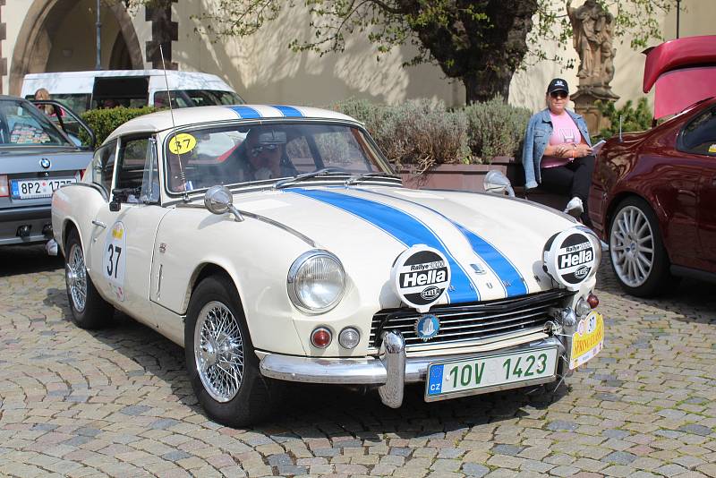 Z Tábora v sobotu dopoledne vyrazila rallye veteránů Spring Classic.