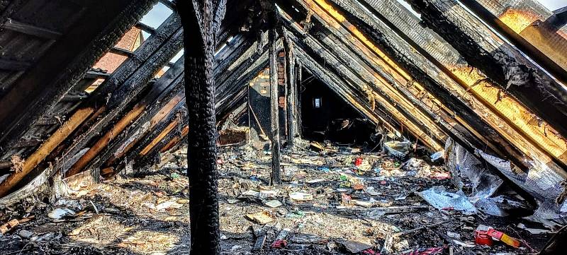 V požáru byla předběžně vyčíslená škoda tři a půl milionu korun.