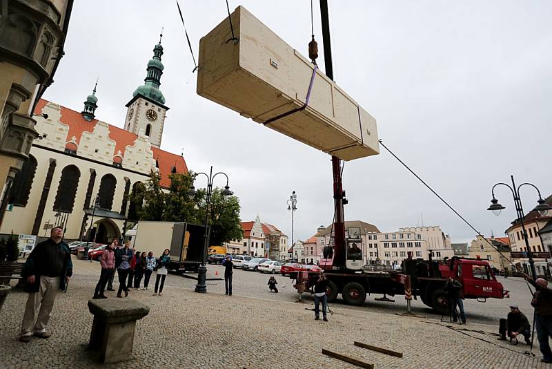 Do táborského gotického sálu dorazilo plátno Václava Brožíka Jan Hus před koncilem Kostnickým. 