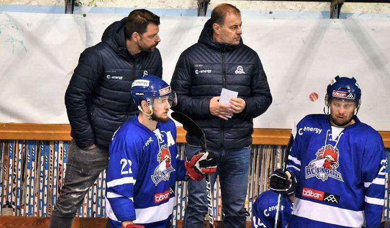 Trenéři Radek Bělohlav se Zdeňkem Kutlákem (zprava) už táborské hokejisty do dalších bojů nepovedou.