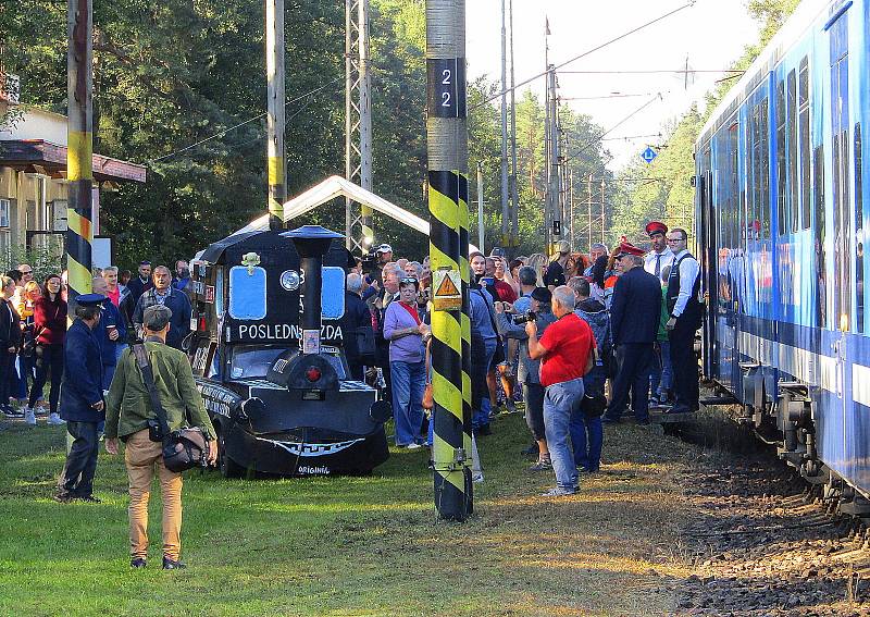 Z Roudné na Táborsku v pátek 2. října v 9.12 hodin odjel poslední vlak. Řada lidí se přišla rozloučit se stanicí, která letos oslavila 80. výročí od svého vzniku.
