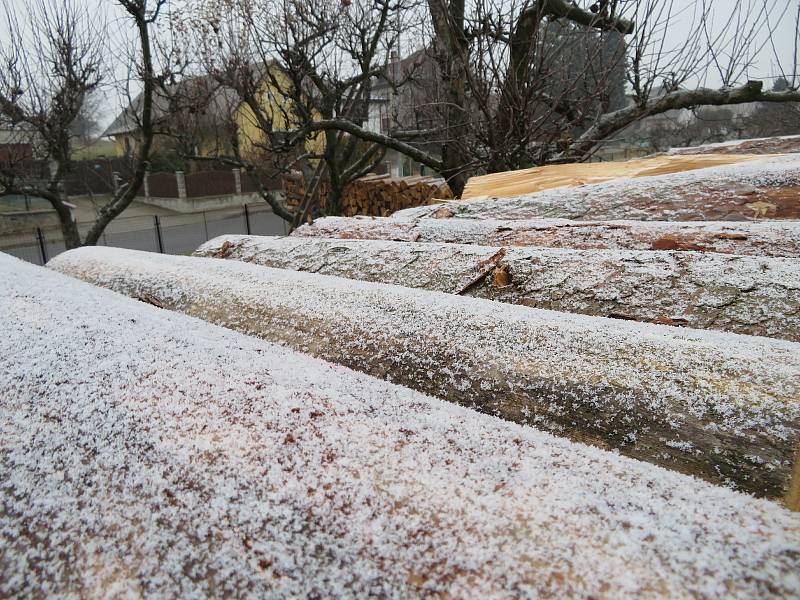 Po 15. hodině v pátek 26. listopadu začalo sněžit i na Táborsku. První sníh tak přišel ještě před začátkem adventu.