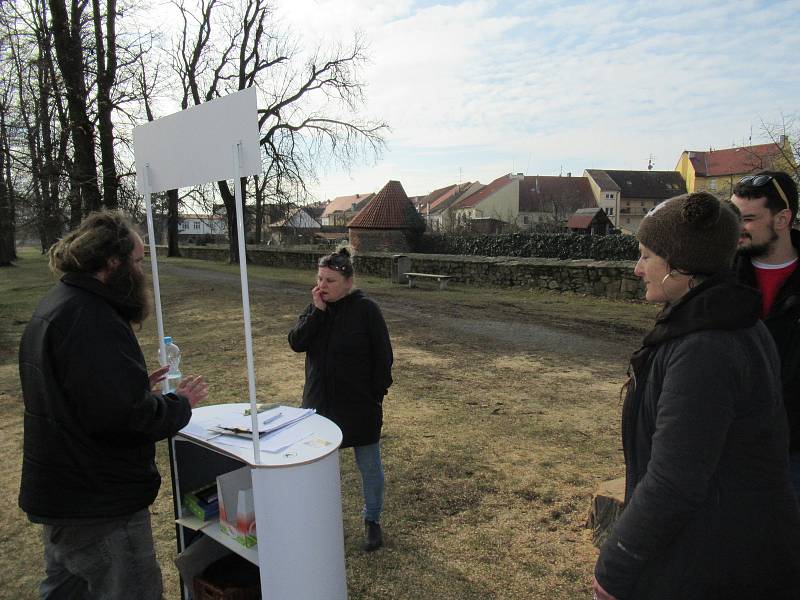 Piráti v Soběslavi na Promenádě hlídají stromy, na místě lze podepsat i petici Nechme stromy žít.