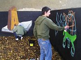 BAREVNÁ ZEĎ. Sprejeři z Tábora a Havířova pomalovali zašedlou zeď v táborské MŠ Kollárova. 