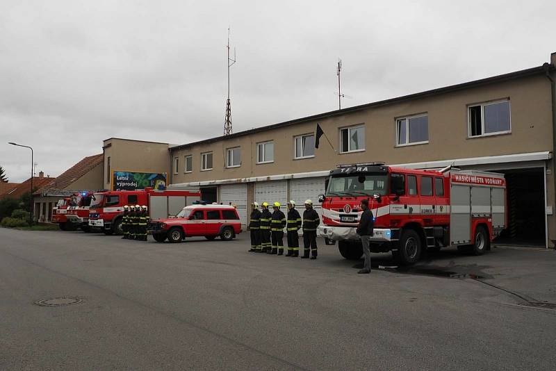 I na všech stanicích HZS Jihočeského kraje vyjela technika a se zapnutým výstražným světelným zařízením jsme uctili památku zesnulých hasičů minutou ticha. archiv HZS JčK