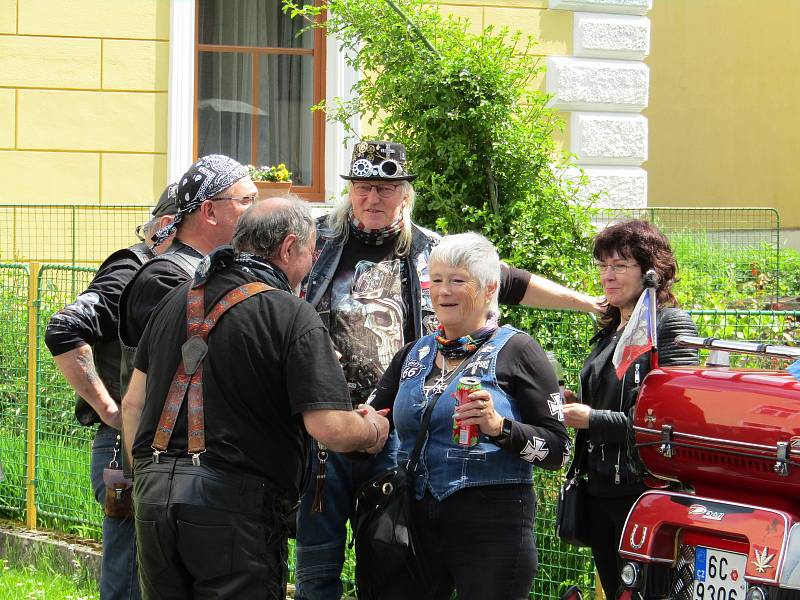 V pořadí 6. ročník Motorkářského požehnání v Chýnově se vydařil, hojné účasti přálo počasí a i atmosféra byla opět magická.