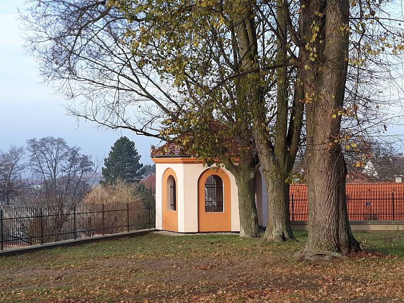 Opravený zámek a odbahněný rybník patří k posledním dokončeným investičním akcím v Myslkovicích.