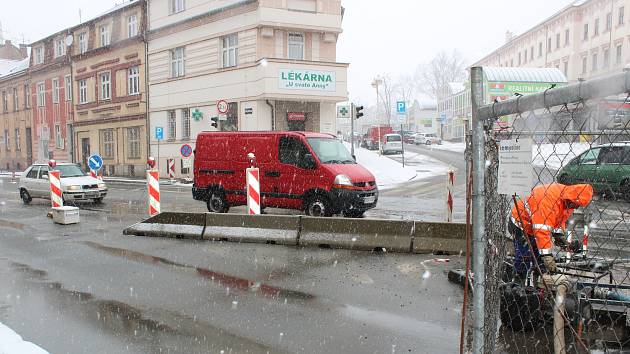 Rekonstrukce kanalizace v Husově ulici se dotkla i hlavní dopravní tepny v Táboře. Práce pokračují i v nepříznivém počasí.