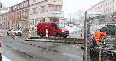 Rekonstrukce kanalizace v Husově ulici se dotkla i hlavní dopravní tepny v Táboře. Práce pokračují i v nepříznivém počasí.