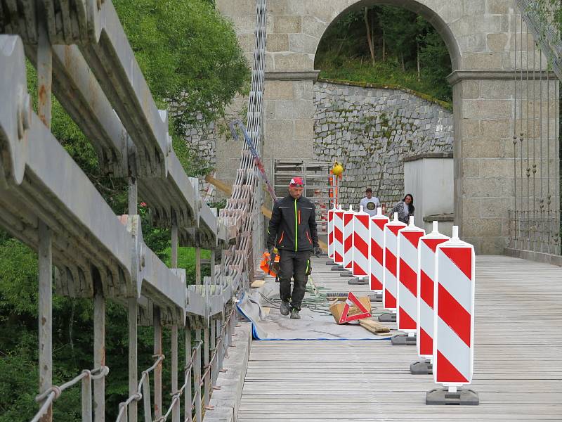 Celková rekonstrukce jediného dochovaného empírového mostu v Čechách se chýlí ke konci. Zaměstnanci nyní obnovují nátěr zábradlí Stádleckého mostu.