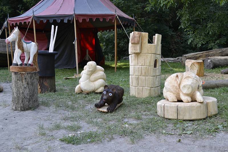 Návštěvníci Housova mlýnu od středy do neděle sledovali, jak zkušení řezbáři vdechovali život dřevu.